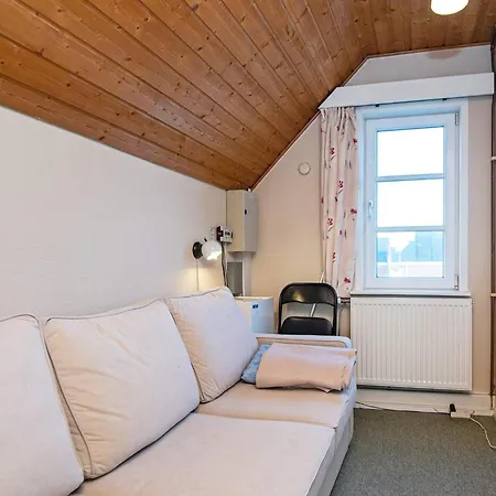 5 Person In Romo Apartman