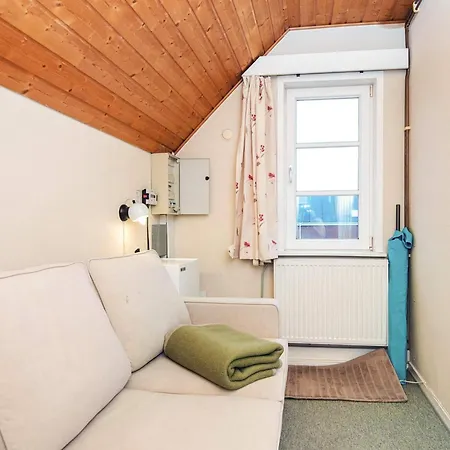 5 Person In Romo Apartman