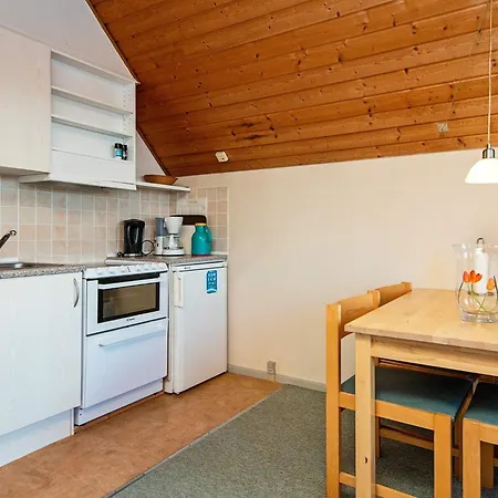 5 Person In Romo Apartman *